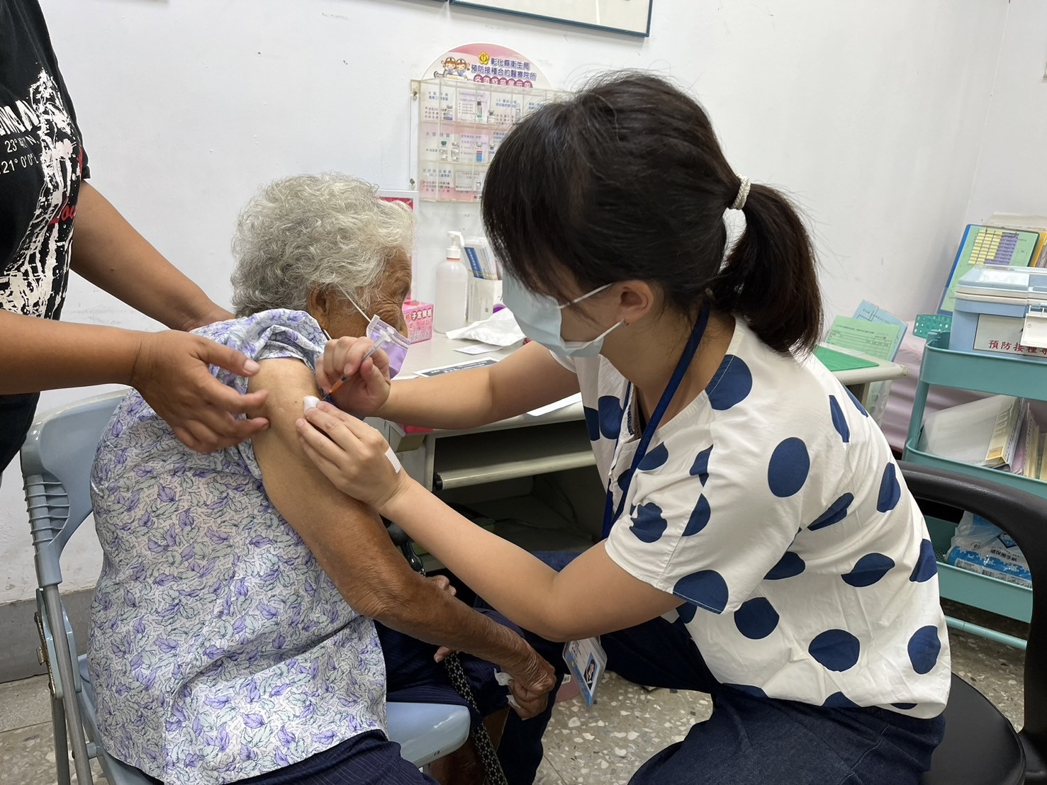 1130702長者施打新冠肺炎疫苗及13價肺炎鏈球菌 相本