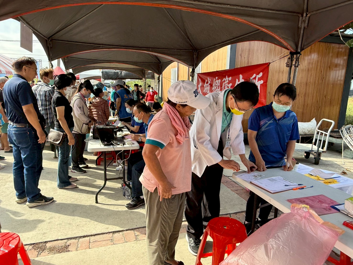 114年11月1日東西港鎮世宮流感設站成果照片3