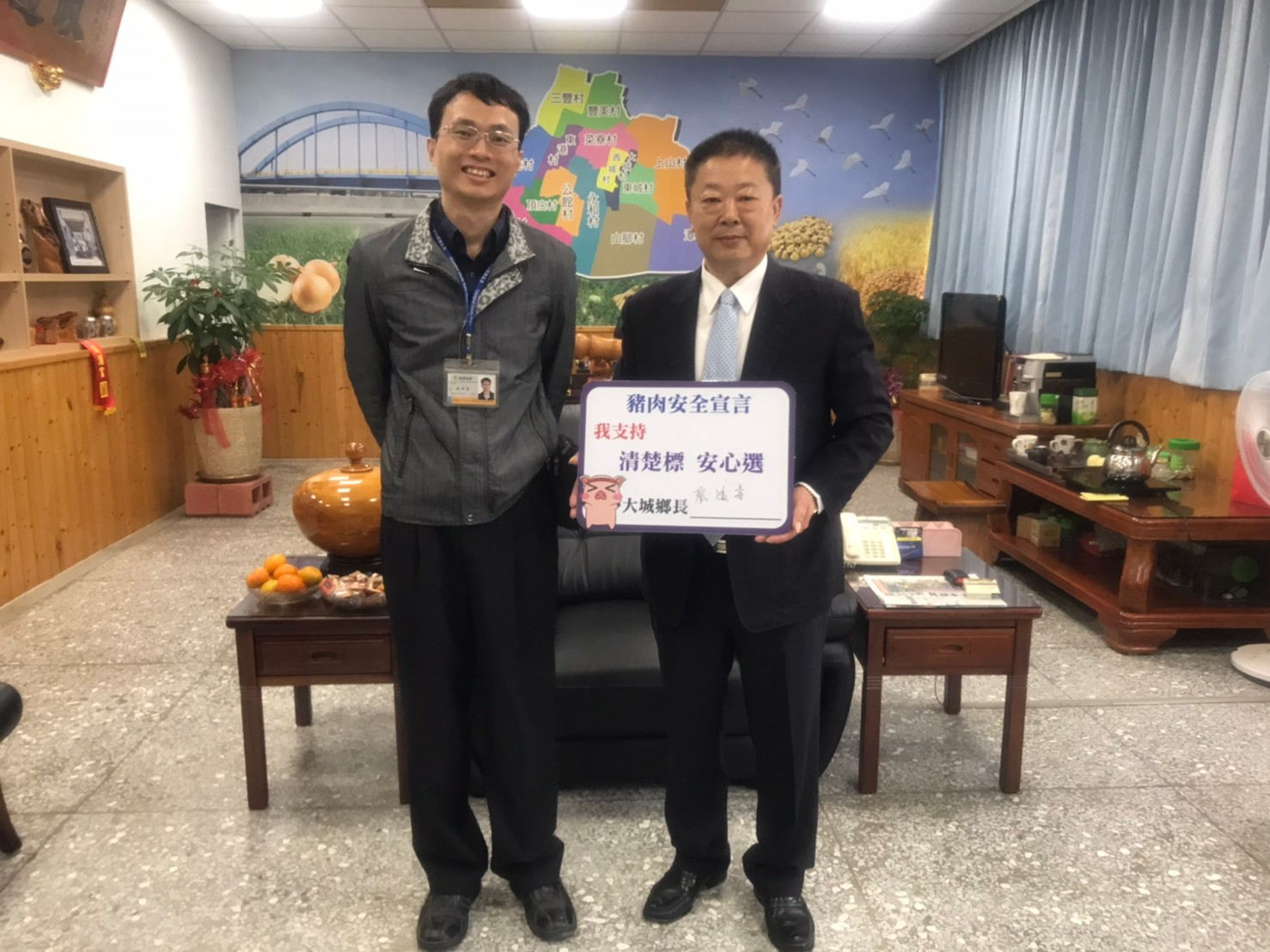鄉長簽署安心豬肉宣言照片2