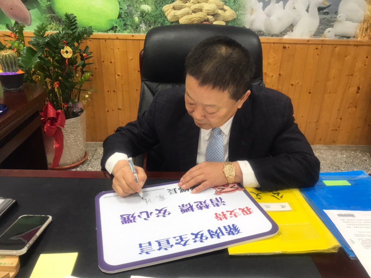 鄉長簽署安心豬肉宣言照片4