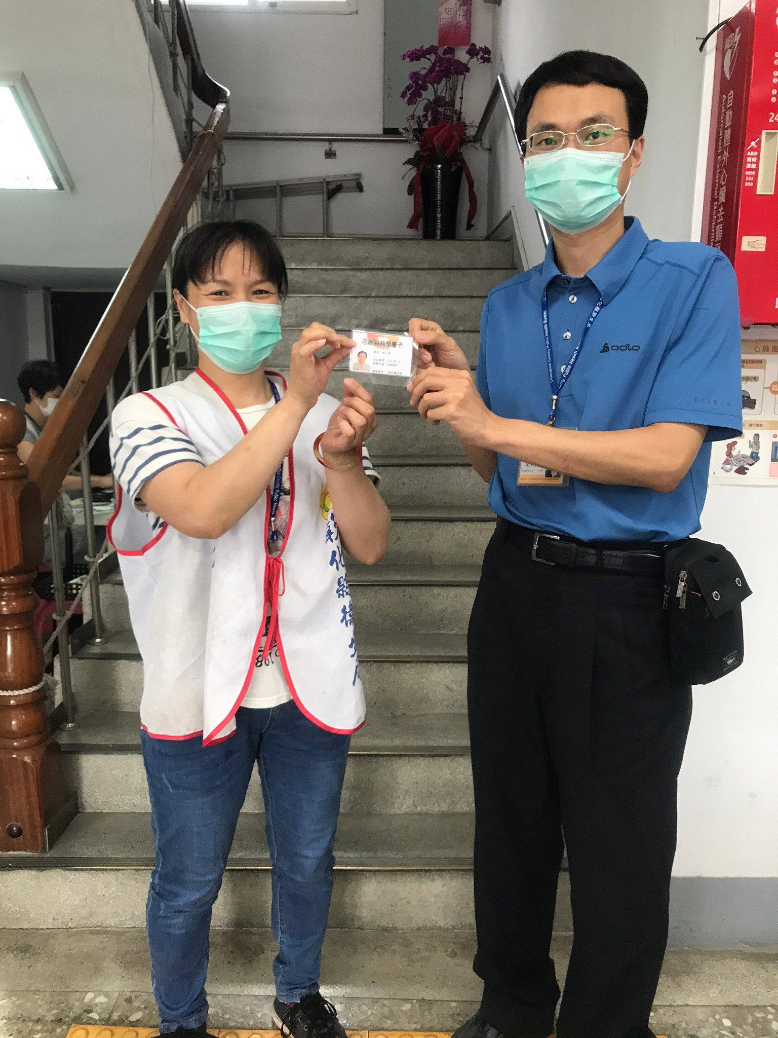 恭喜!志工林小茹領取志工榮譽卡(3年300小時服務時數) 相本